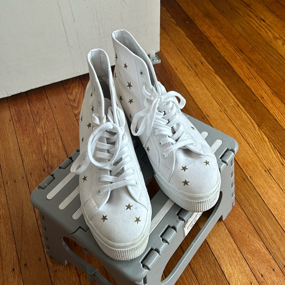 White platform sneakers with gold stars ✨